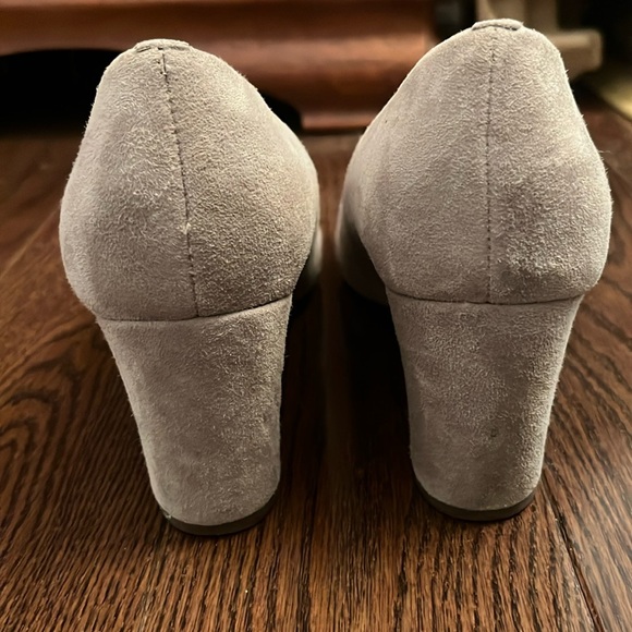 Beautiful 2 1/2” pumps in grey suede - Picture 3 of 5